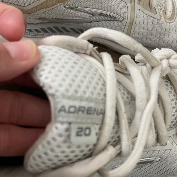 (2) Brooks Women’s 7.5 white Adrenaline GTS XX shoes - Picture 2 of 6